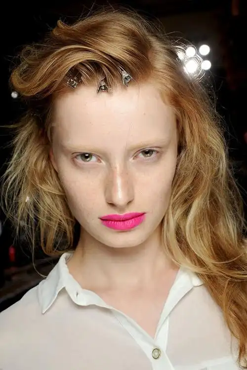 贾尔斯·迪肯 (giles deacon) 2013春夏女装秀场的模特给出你最新的