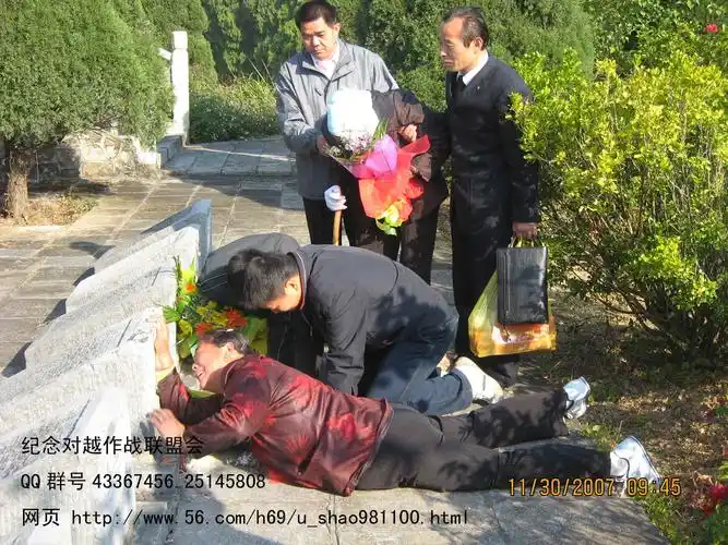 中越战争烈士陵园里拍到的震撼一幕.【组图】