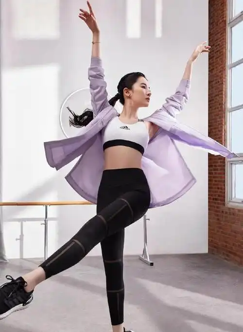 真不愧是爱运动的小姑娘,刘亦菲弹跳能力一流,而且基本健身运动也是