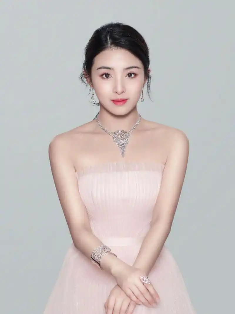 有一种"颜值"叫张含韵穿上旗袍,没有少女的甜美,但女人味十足