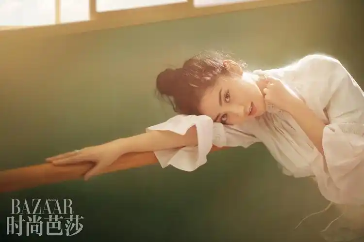 近日,人气花旦景甜登上《时尚芭莎》十一月刊封面,卸下《长城》里女