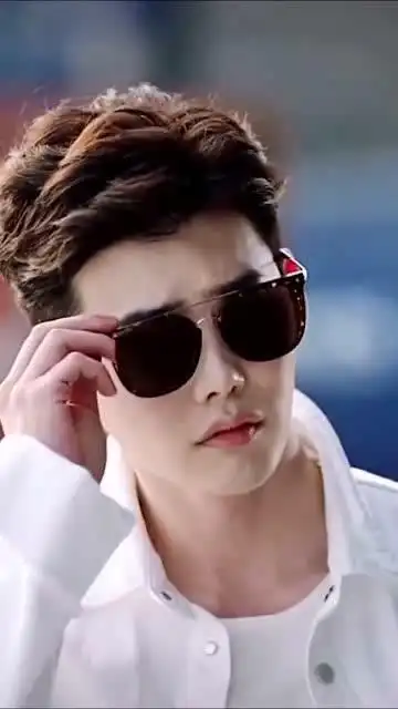 李钟硕摘眼镜这姿势绝杀了,我需要一颗救心丸