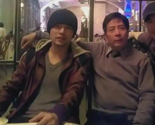年轻时周杰伦和父亲母亲的合影感觉周杰伦长得更像母亲叶惠美