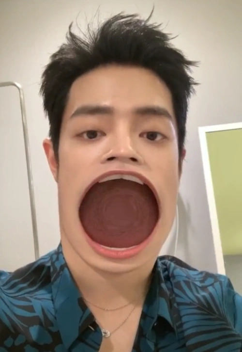 肖战新年首更动态录制搞怪视频玩坏五官皮肤状态出色帅气依旧