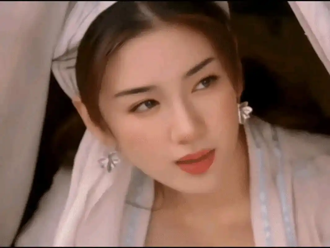 很多人说,黄奕年轻的脸真的很绝,多种元素混合,造就了她独特的魅力.