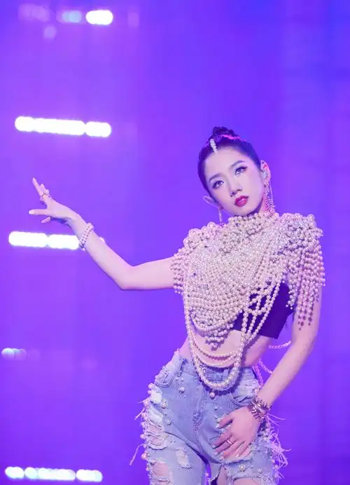 孟美岐造型##乐华家族演唱会