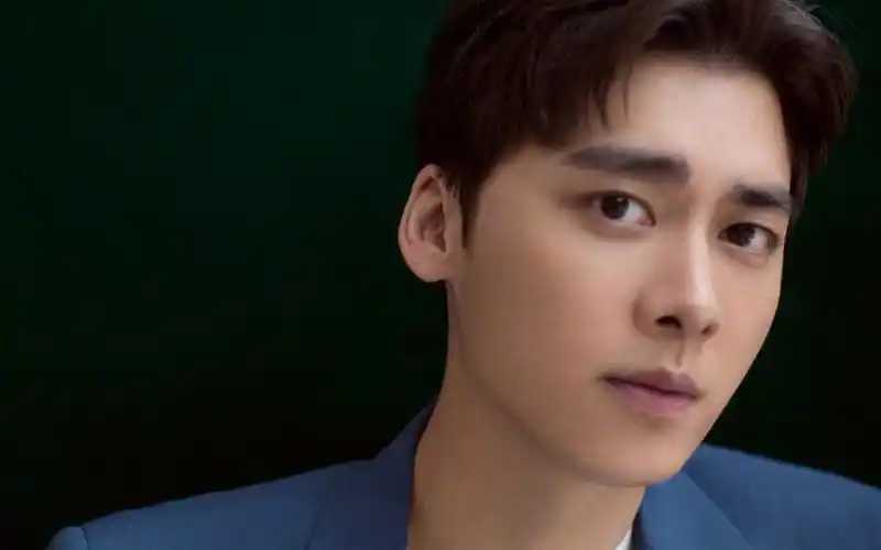 李易峰帅气养眼写真桌面壁纸