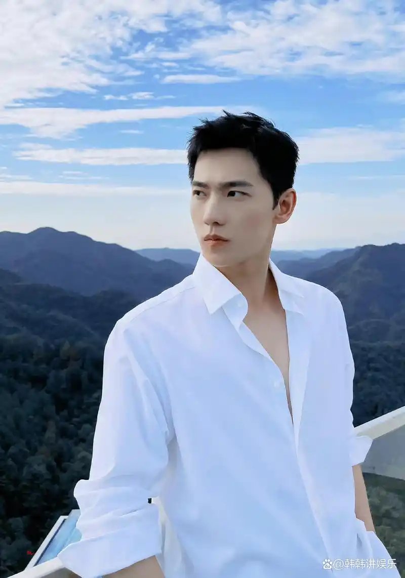 杨洋最新户外随拍,就问问有谁不觉得杨洋帅呢?