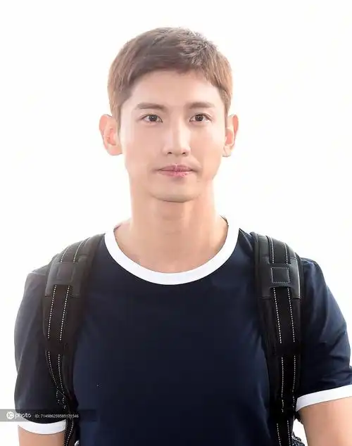 街拍:沈昌珉thom browne藏青色tee 直筒裤 小白鞋简单帅气 - ic_photo