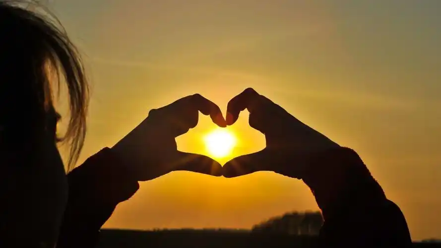 人物手自然天空阳光handspeopleskysunlight壁纸图片