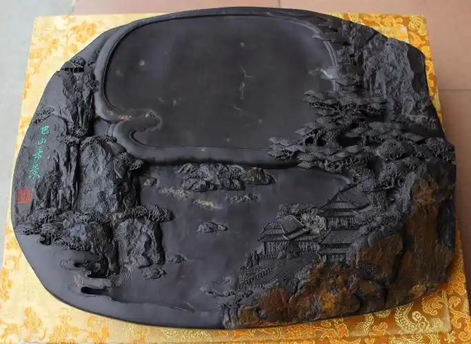 祖籍(肇庆高要市)本科学历,国家级工艺美术师,1995年进入端砚工艺厂