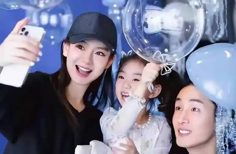 组图:戚薇李承铉带女儿澳洲度假被偶遇 lucky染粉发尾炫酷_明星_第一