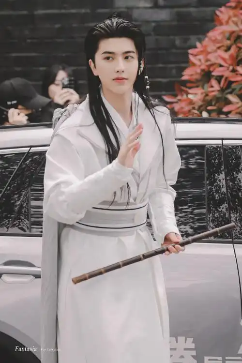 蔡徐坤白衣古装造型