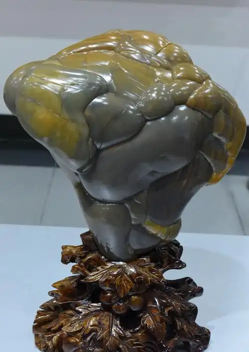 内蒙古阿拉善大漠奇石文化博物馆内琳琅满目的奇石精品真亮眼