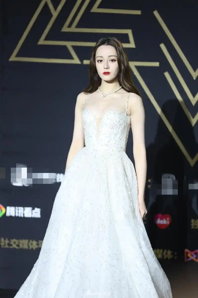 组图迪丽热巴一袭纯白公主纱裙身材曼妙露美胸优雅动人