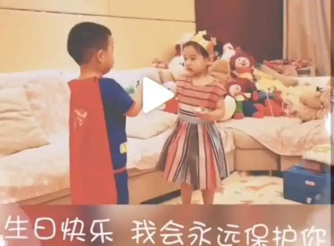 佟丽娅5岁儿子罕见露面与董璇女儿牵手穿同款四肢壮实像爸爸