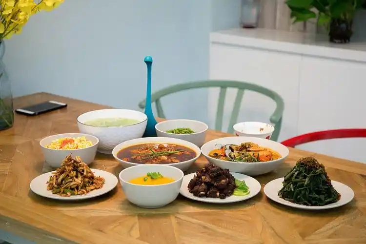 齐忙活,或邀请朋友来家作客,每人露一手做上一桌有爱又健康可口的饭菜