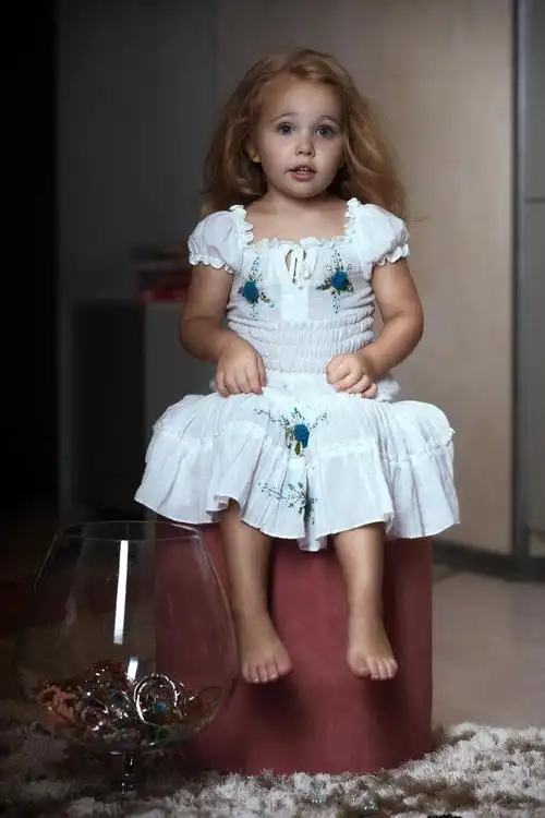 做在毛毯上的小女孩