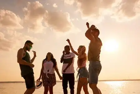 幸福的年轻家庭在一起弹吉他和笑混合种族的女人弹声吉他,而男人弹