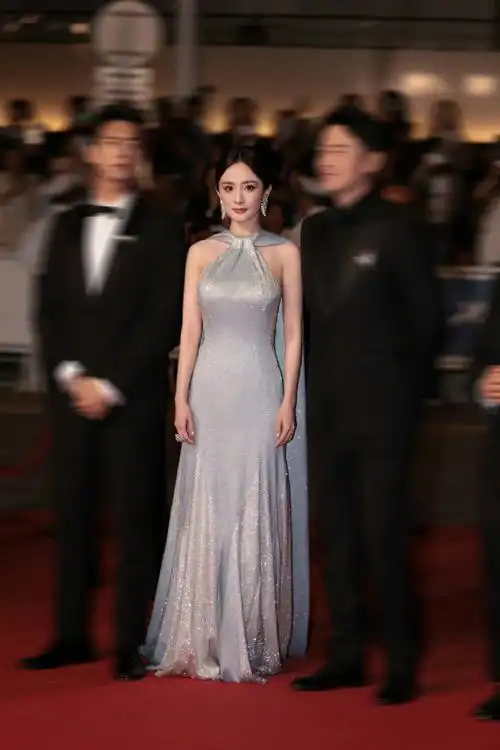 杨幂携新作《酱园弄》亮相戛纳电影节红毯,水蓝色镶钻礼服简洁大气
