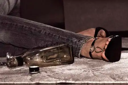 喝醉啦地板上喝醉的女人照片