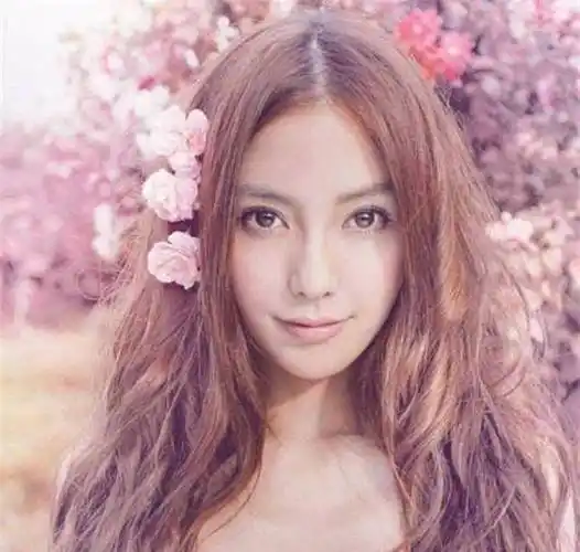 angelababy对礼物非常喜欢,还自称"小公举",言语之中,宛如一个小女孩