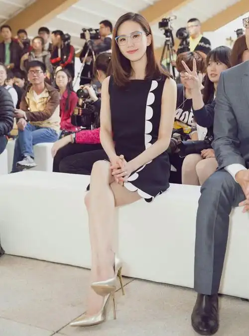 刘诗诗早期丝袜美腿大赏没几个宅男能抵挡得了这种媚力