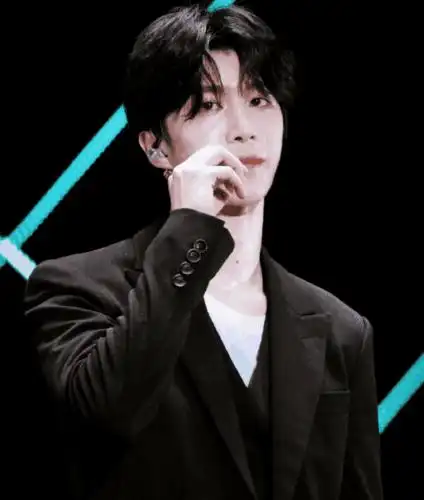 范丞丞舞台上哭到转身擦泪, 期望变得更成熟, 能保护粉丝和家人