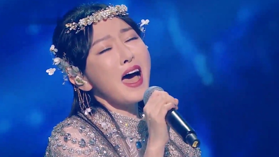 《左手指月》一唱封神,萨顶顶:要不是当初拿反话筒,老娘早火了