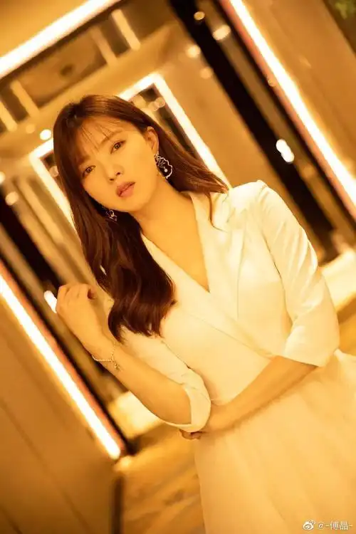 前断时间的采访节选,嫩的能掐出水来~今年,傅晶已经43岁.