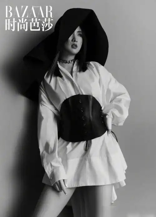 华为千金姚安娜变身芭蕾公主拍大片秀细腰长腿身材不输女明星