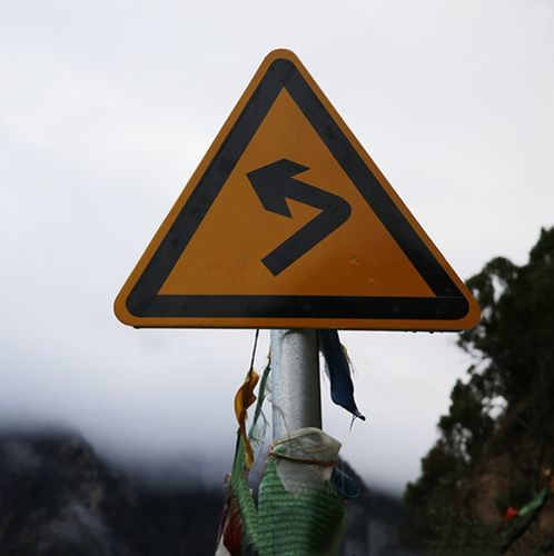 急转弯向右三角警示交通交通标志标志牌村庄十字路口安全标志