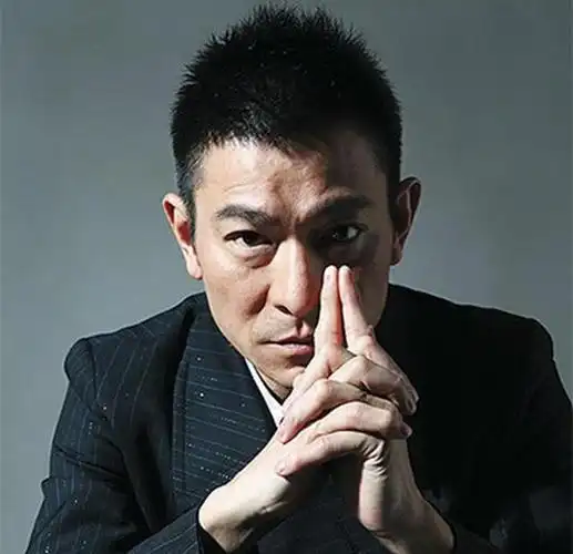 第二款发型是刘德华的短发,这款发型讲究的是干净利落,而且特别的显出