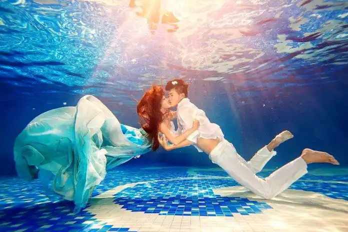 浪漫skr人七夕水下接吻大赛了解一下