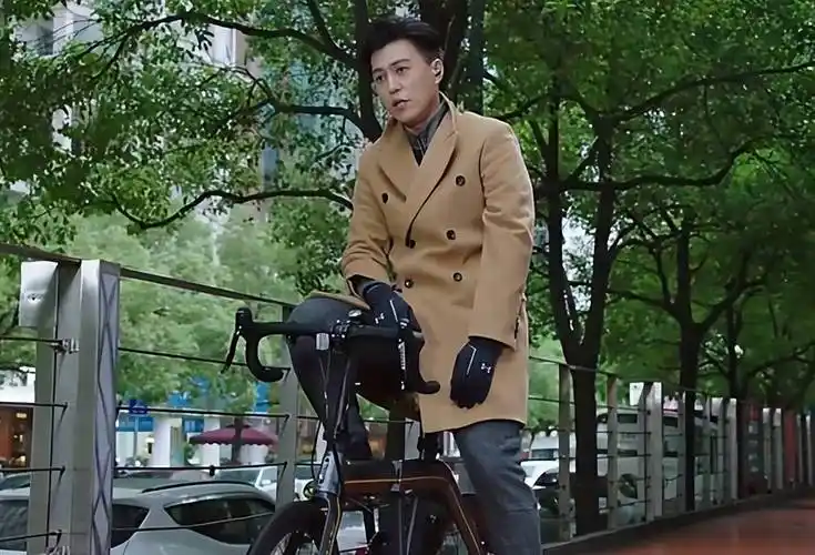 马伊琍拍罗子君离婚大哭那段戏时,低头一看靳东的鞋噗嗤一下笑了_贺涵