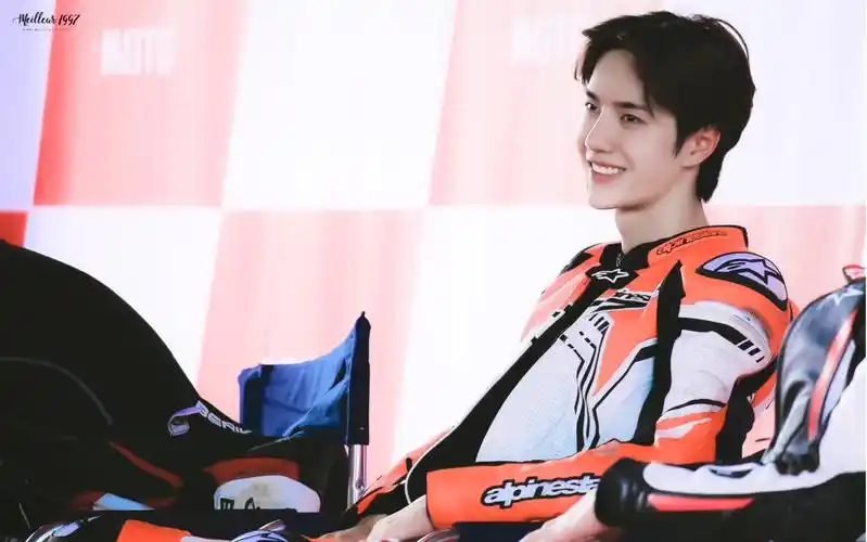 王一博 括弧笑 (ˊ07ˋ*)79