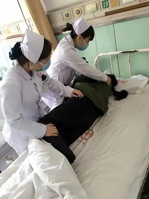 对长期卧床的病人翻身,拍背,检查皮肤受压情况!