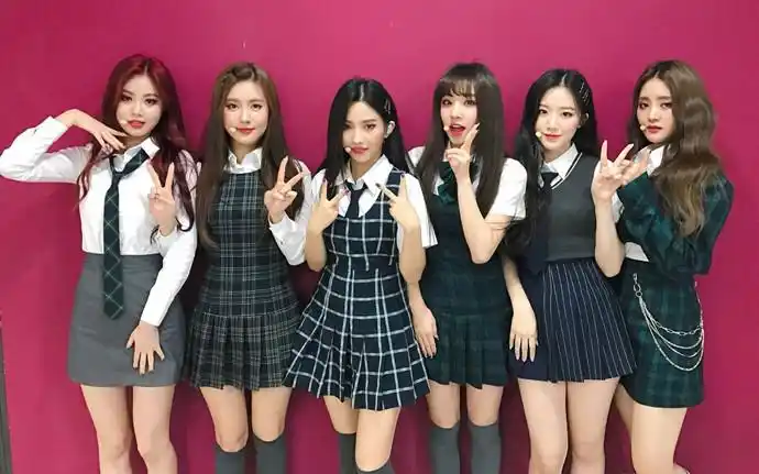 合照宋雨琦99年的北京地道的妹子,是cube旗下艺人,韩国女团(g)i-dle