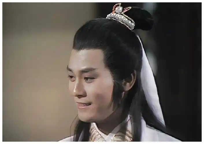 能歌善舞贡献过不少金曲,过去家家户户靠电视剧下饭的日子,郑少秋是