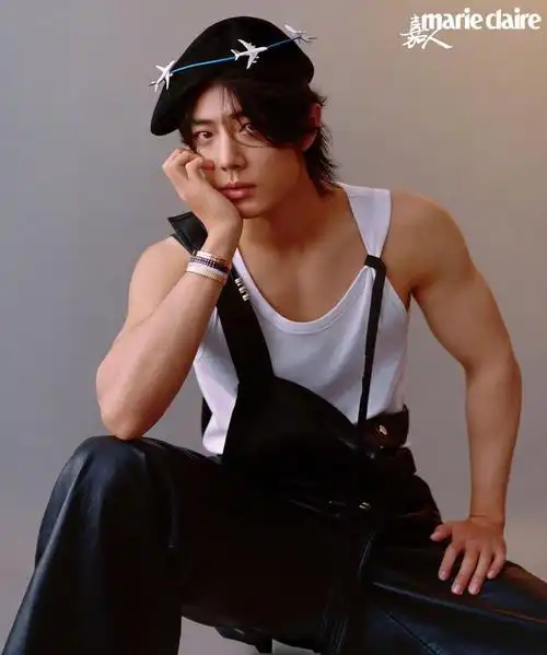 肖战登上《嘉人》2024开年刊封面,限定长发,迷人的肌肉线条