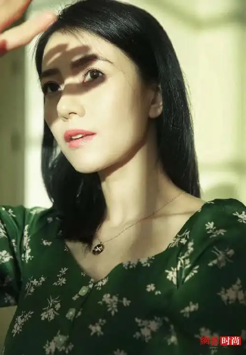 上游时尚丨高圆圆夏日写真曝光 尽显成熟气质