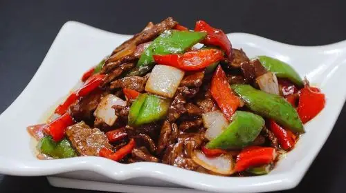 我爱炒着吃牛肉,嫩滑爽口,配上青红椒,一次炒一大盘不够吃