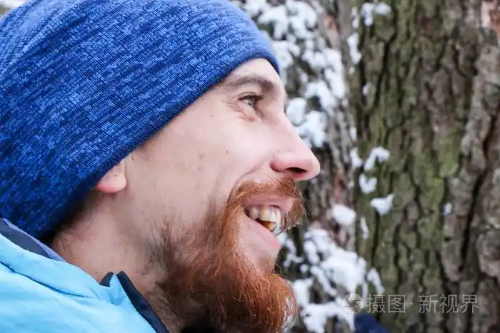 一个留着胡子的英俊帅哥的肖像一个长胡子男子的特写镜头脸上全胡须