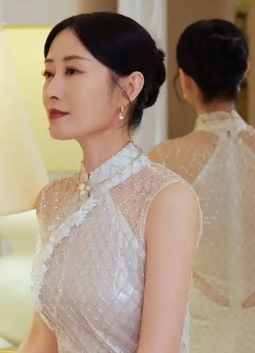 被刘敏涛的酒店自拍图惊艳!穿旗袍 盘发变"贵妇",性感又迷人