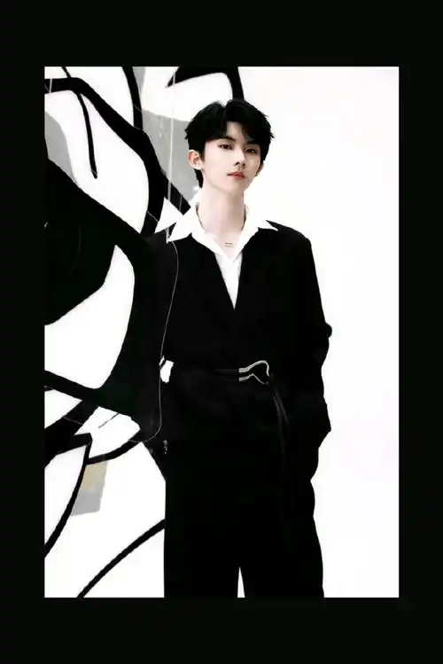 马嘉祺黑色西装随拍