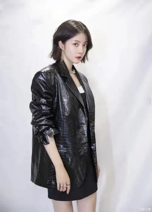 李溪芮大变样,穿鳄鱼皮外套"霸总附体",黑色短裙也很有气质