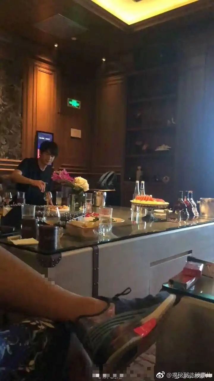 组图:王思聪与林更新久违同框情不变 ktv寻欢美女坐陪