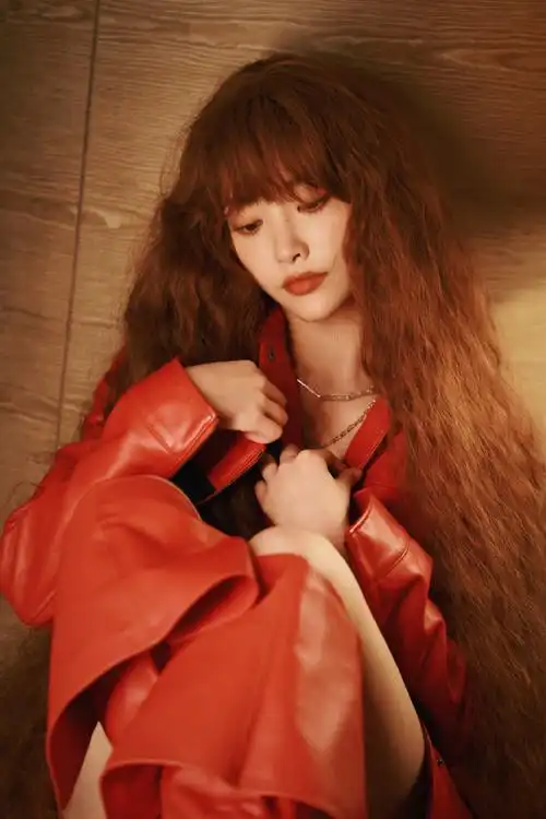 许佳琪红色羊毛卷造型