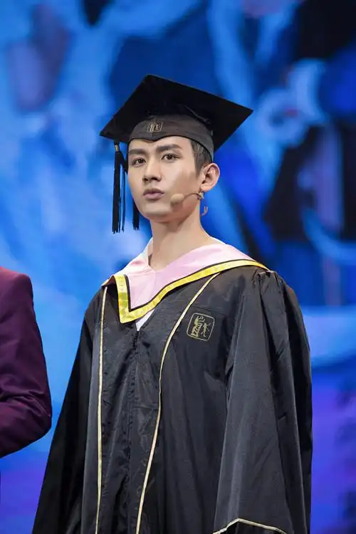 一年级催泪收官成毅分饰两角不串戏