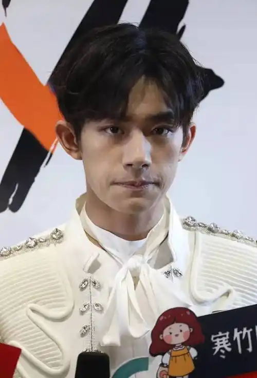 易烊千玺高清生图皮肤坑坑洼洼还有痘痘离开10级磨皮千纸鹤脱粉了